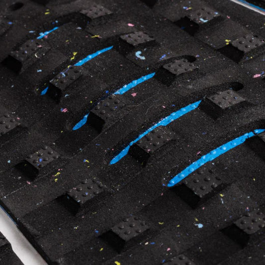 CreaturesofLeisure Deckpad Mick Fanning Signature Carbon Cyan - Must - Have for Surfers