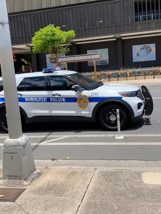 😱何があった❓　ショップ前にパトカー3台　道に停めてるのは　緊急だ😱 - Hawaiian South Shore