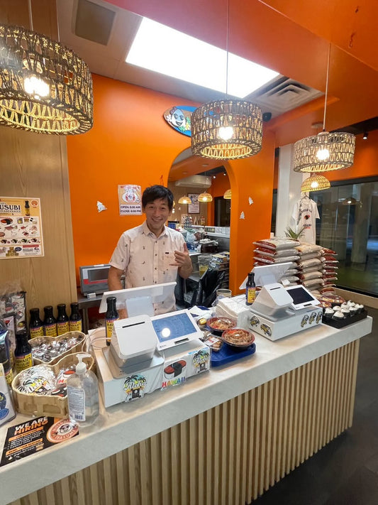 アラモアナのフードコートにできたた人気のおむすび屋さん　いやすめ