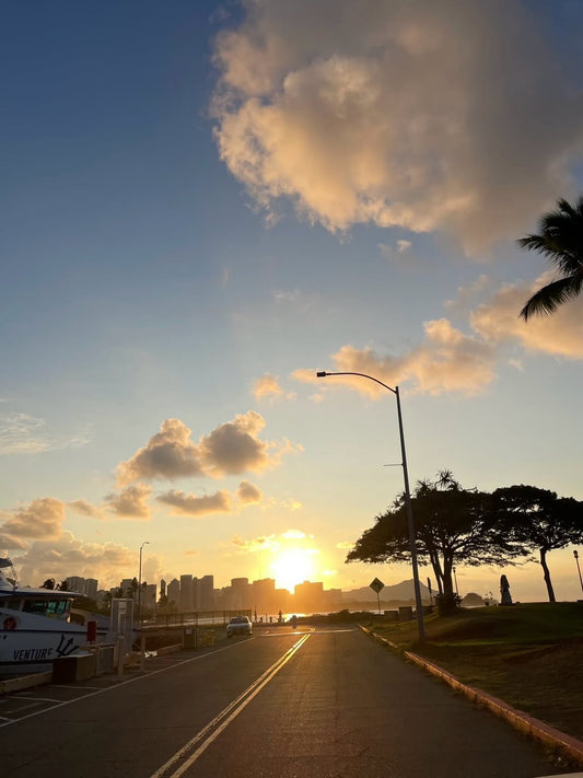 🌅ダイヤモンドヘッドから眩しいばかりの朝日　風は強いがお天気🌅