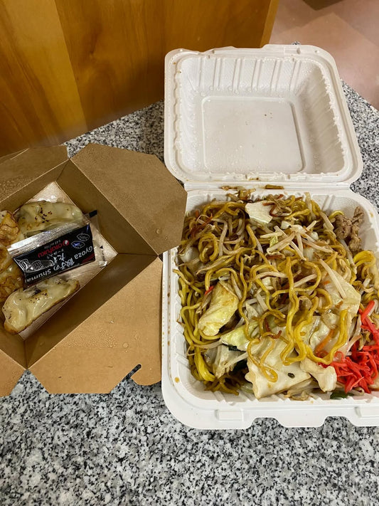 日曜日のランチは恒例のアラモアナフードコート　ハワイに来たら皆さん一度は行きますね　参考に