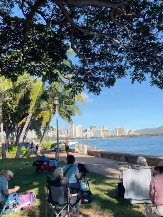 🧑‍🎨良いお天気の土曜日　たくさんの画家がいます　波の音と一緒に🧑‍🎨 - Hawaiian South Shore