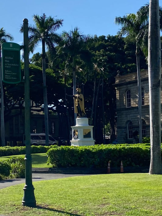 👑ダウンタウンで見かけたフラダンサー　ハワイだなぁ👑 - Hawaiian South Shore