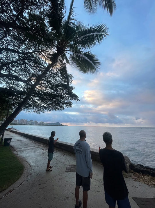 🏄‍♀️日の出を見ながら黄昏れるハワイのロコおやじサーファー🏄‍♀️ - Hawaiian South Shore