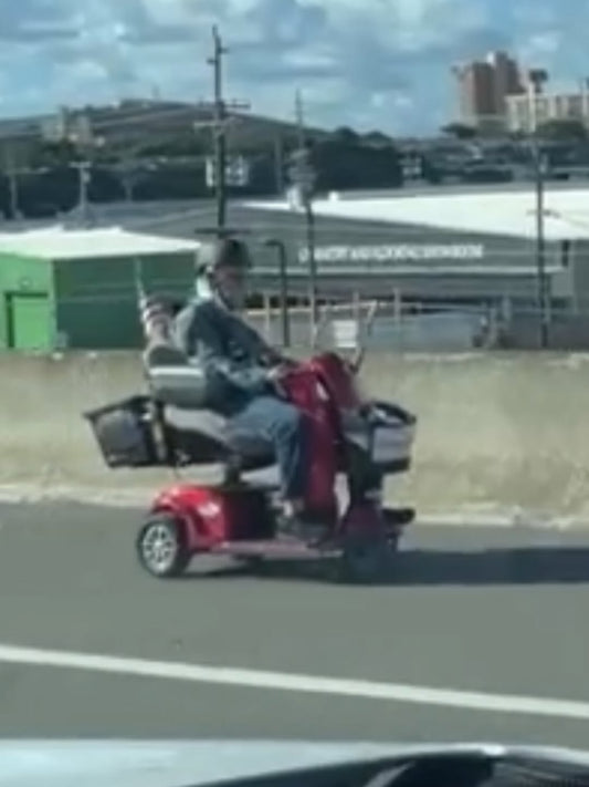 OMG おじいちゃんかフリーウェイを電動車椅子で　しかも逆走