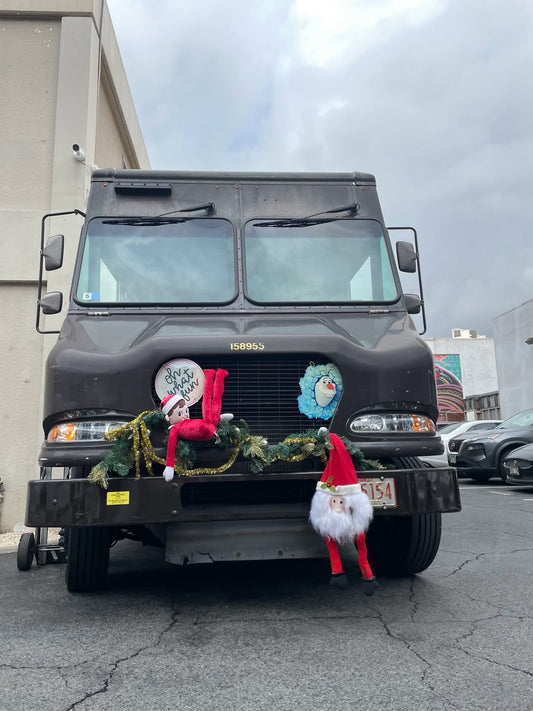 🚚UPSのトラックにもサンタが来た〜　今日も曇り🚚 🎅